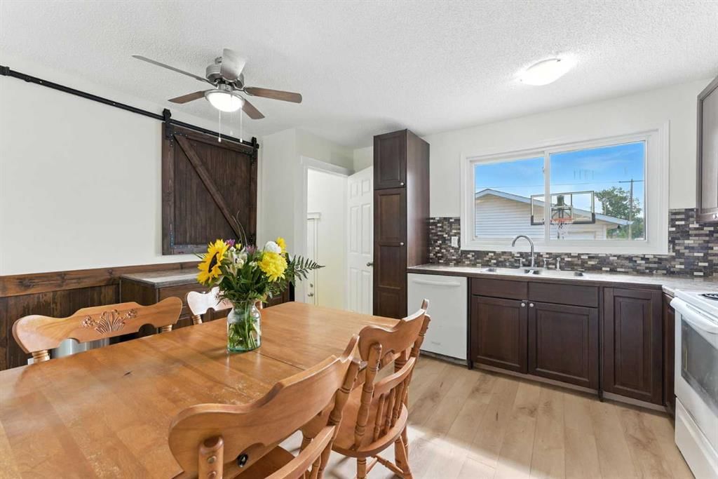 228 Penswood Way SE, Calgary — photo 2 of 38
