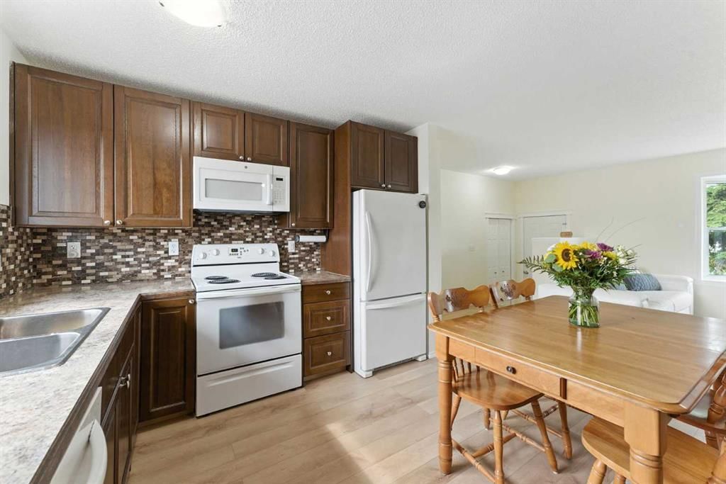228 Penswood Way SE, Calgary — photo 3 of 38