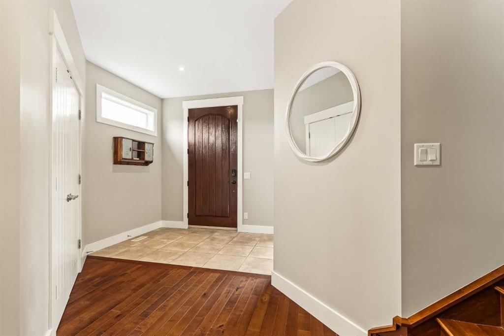 4420 33 Avenue SW, Calgary — photo 4 of 49