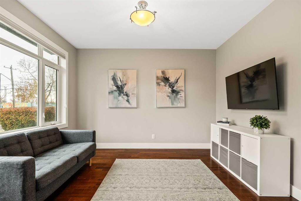 4420 33 Avenue SW, Calgary — photo 5 of 49