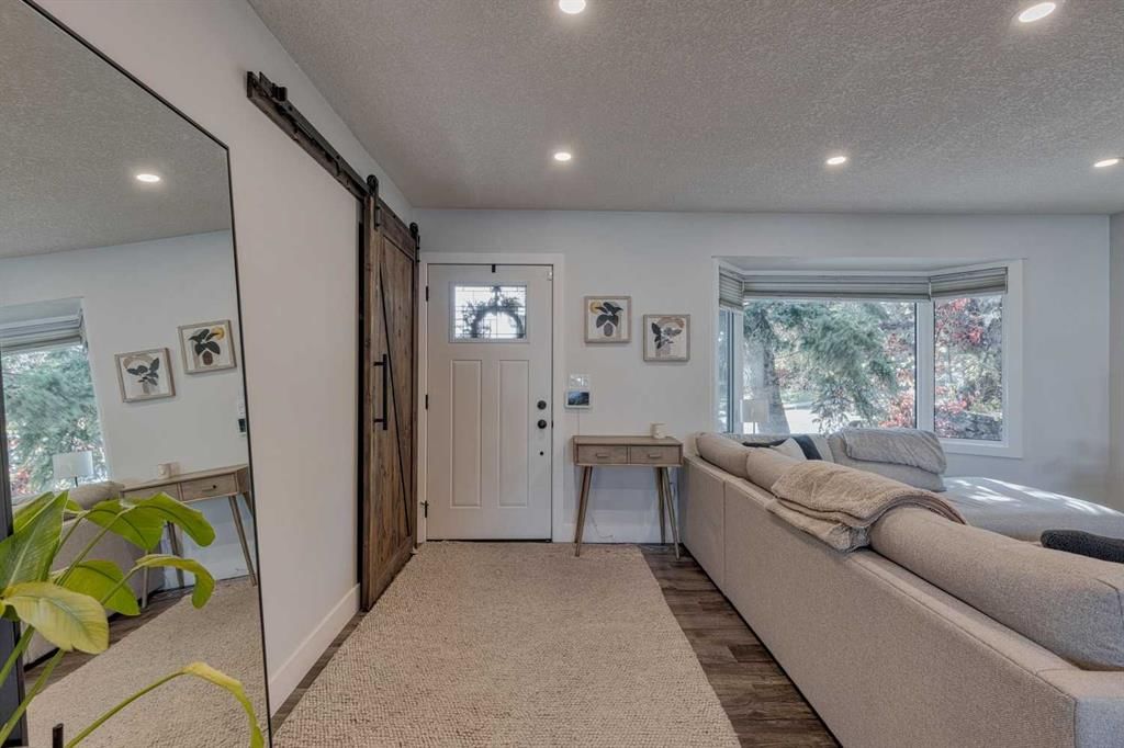 708 Sherman Avenue SW, Calgary — photo 4 of 38