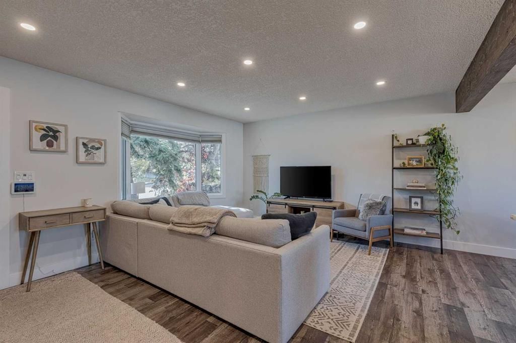 708 Sherman Avenue SW, Calgary — photo 5 of 38