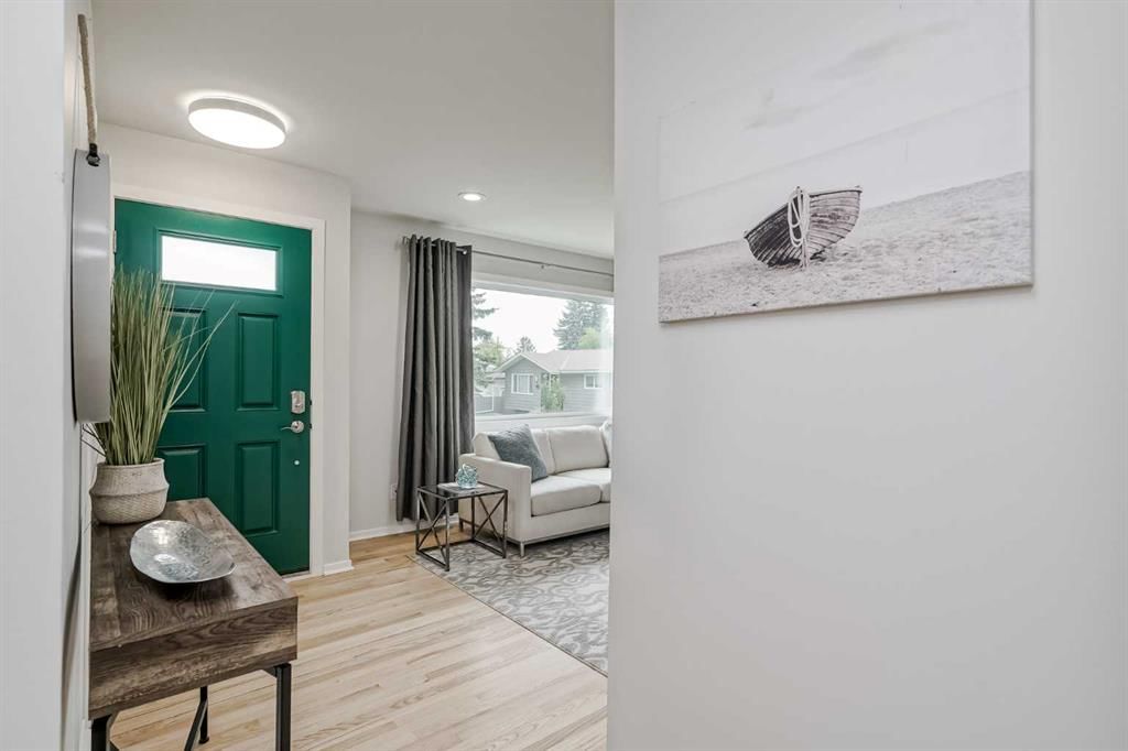 52 Hogarth Crescent SW, Calgary — photo 3 of 50