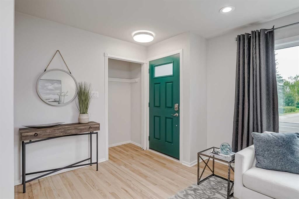 52 Hogarth Crescent SW, Calgary — photo 4 of 50