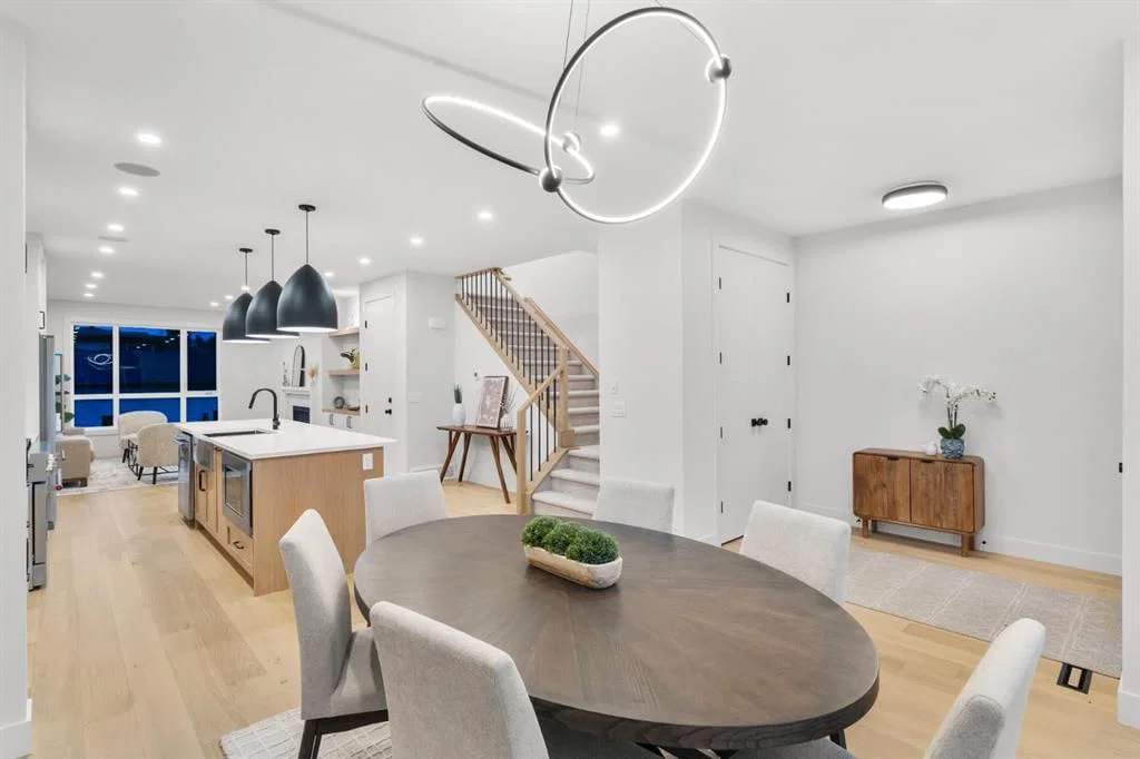 7722 46 Avenue NW, Calgary — photo 4 of 47