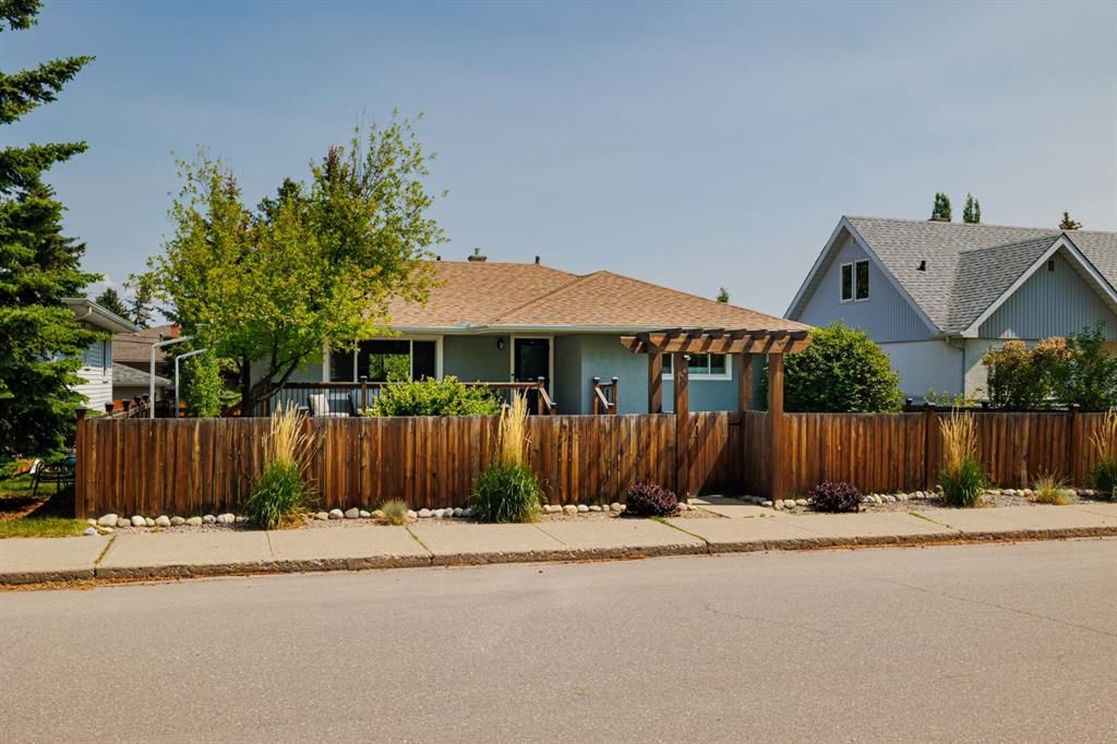 30 Coleridge Road NW, Calgary — photo 2 of 38