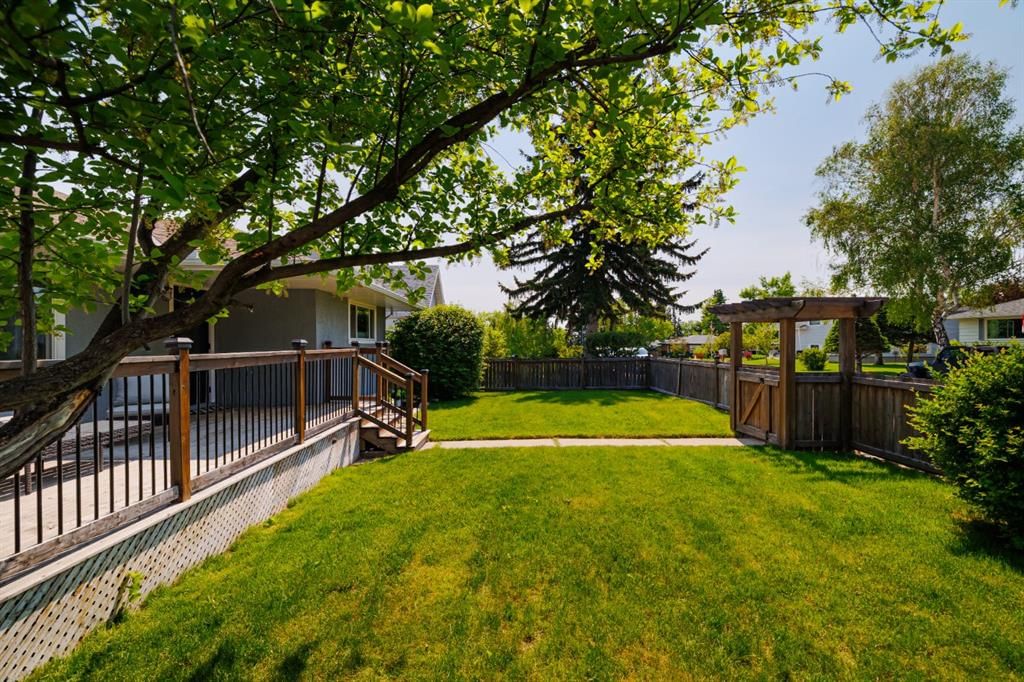 30 Coleridge Road NW, Calgary — photo 3 of 38