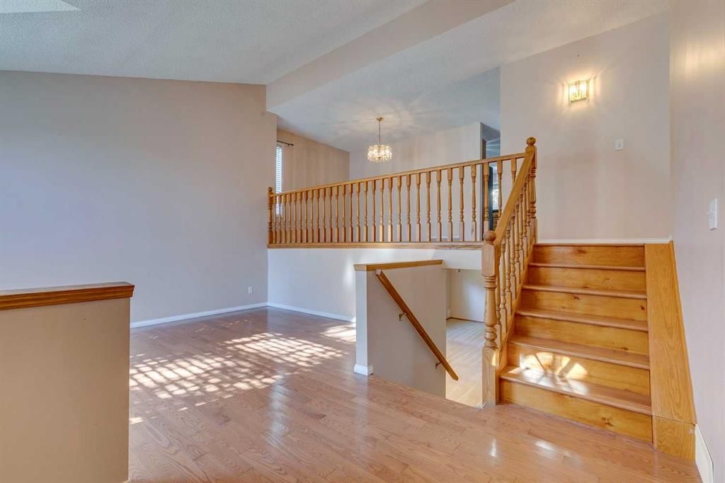 372 Millrise Drive SW, Calgary — photo 3 of 35