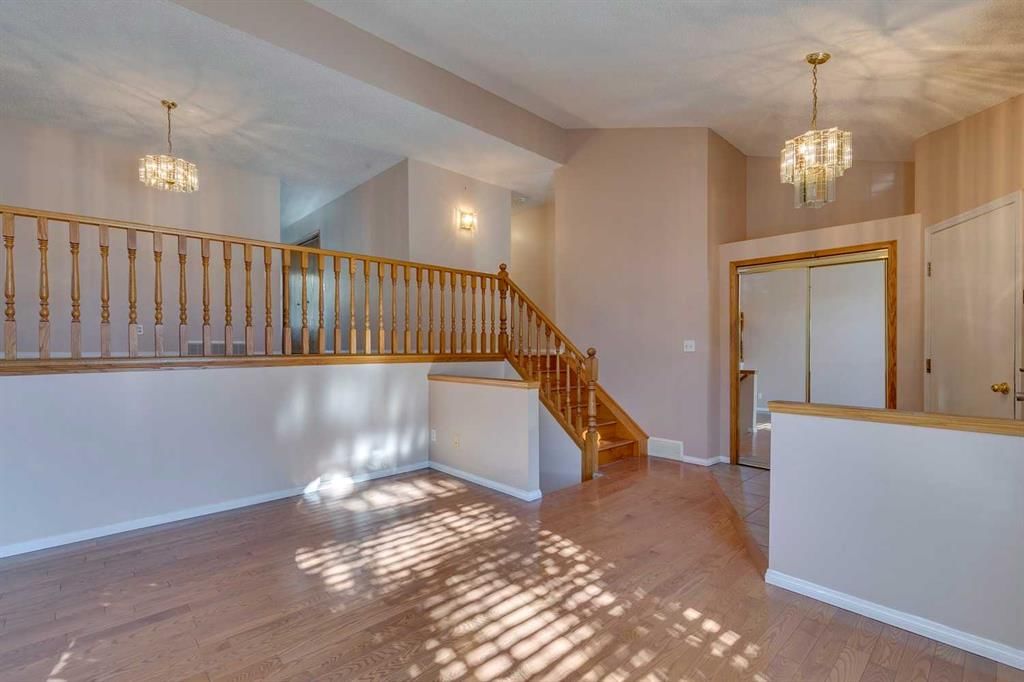 372 Millrise Drive SW, Calgary — photo 5 of 35