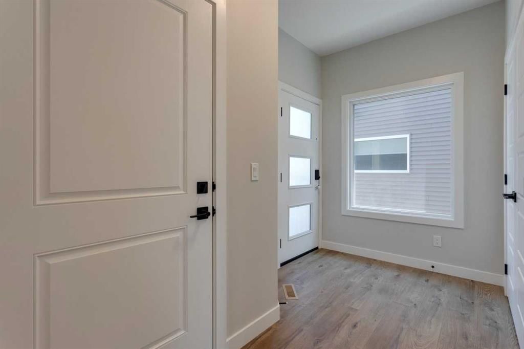 11 Lewiston View NE, Calgary — photo 4 of 38