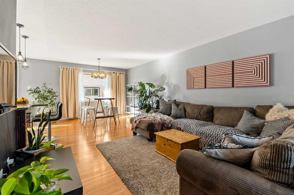 4915 43 Street SW, Calgary — photo 2 of 47