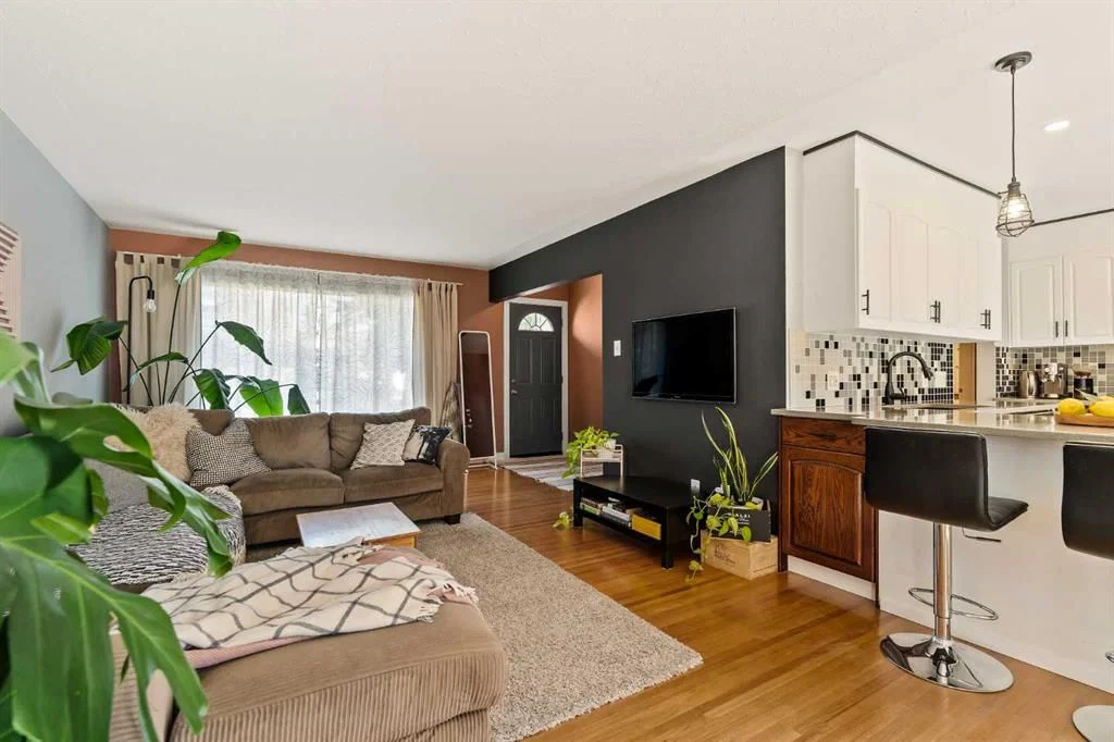 4915 43 Street SW, Calgary — photo 3 of 47