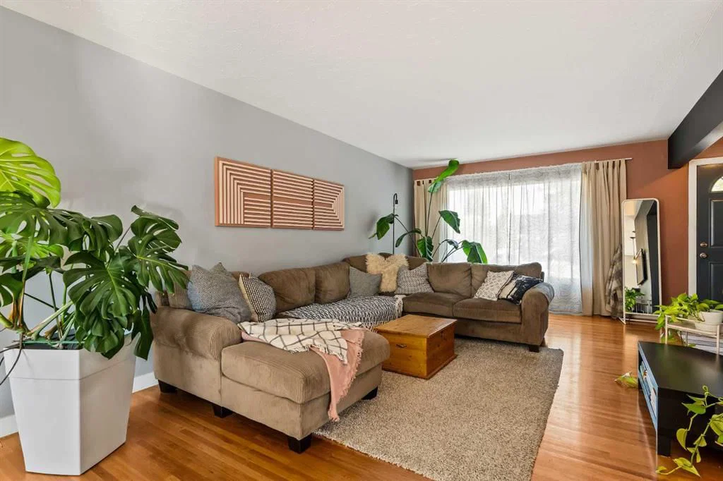 4915 43 Street SW, Calgary — photo 4 of 47