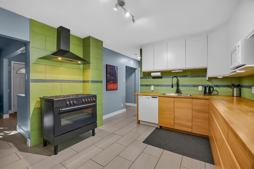 7932 36 Avenue NW, Calgary — main listing photo