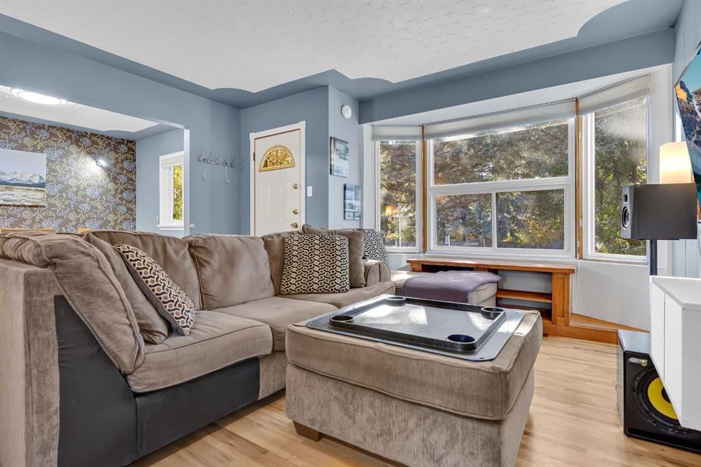 7932 36 Avenue NW, Calgary — photo 4 of 49