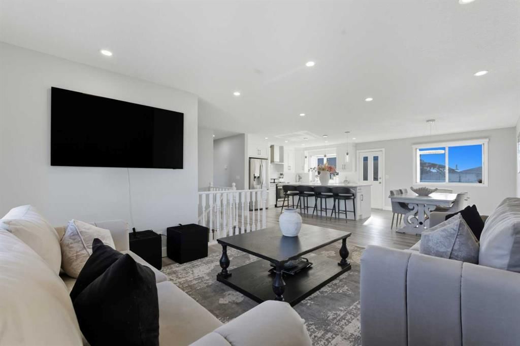 211 Pinetree Place NE, Calgary — photo 4 of 47