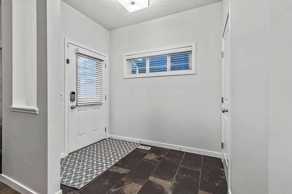 29 Cougar Ridge Close SW, Calgary — photo 4 of 41
