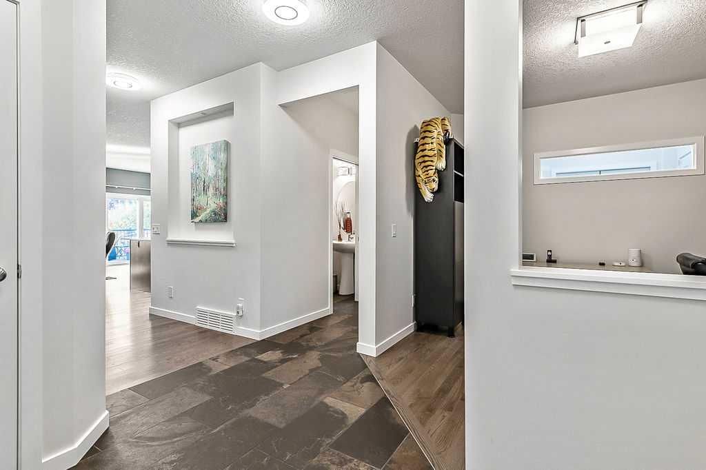 29 Cougar Ridge Close SW, Calgary — photo 5 of 41