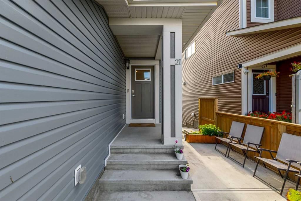 27 Lucas Terrace NW, Calgary — photo 3 of 50