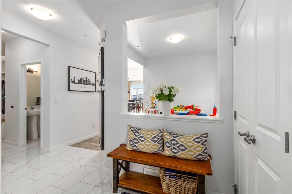 27 Lucas Terrace NW, Calgary — photo 4 of 50