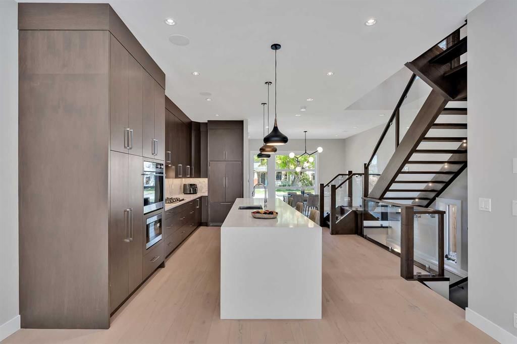 617 19 Avenue NW, Calgary — photo 4 of 46