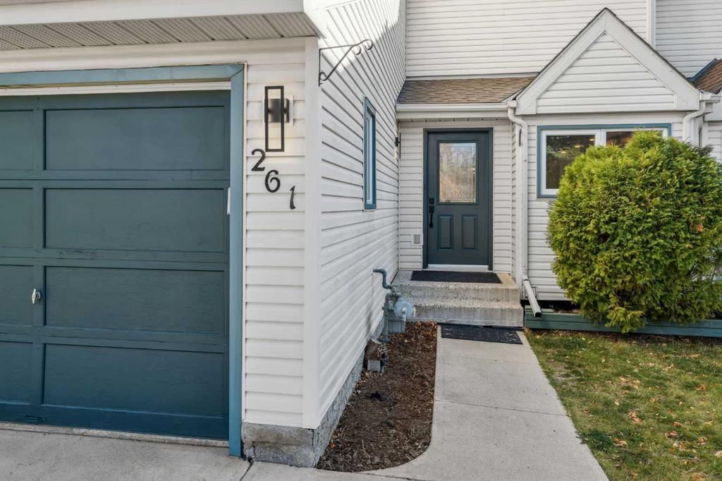 261 Sandringham Road NW, Calgary — photo 3 of 35