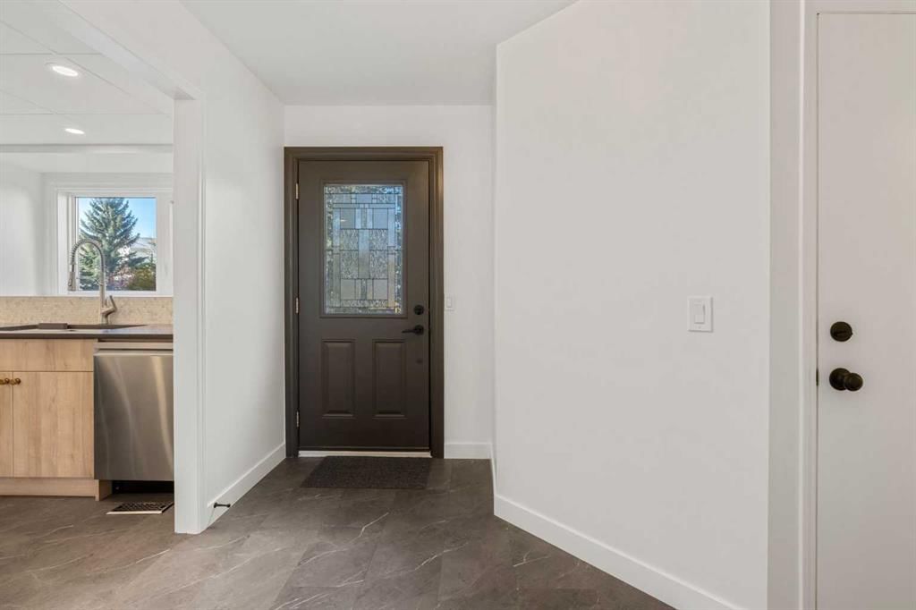 261 Sandringham Road NW, Calgary — photo 4 of 35