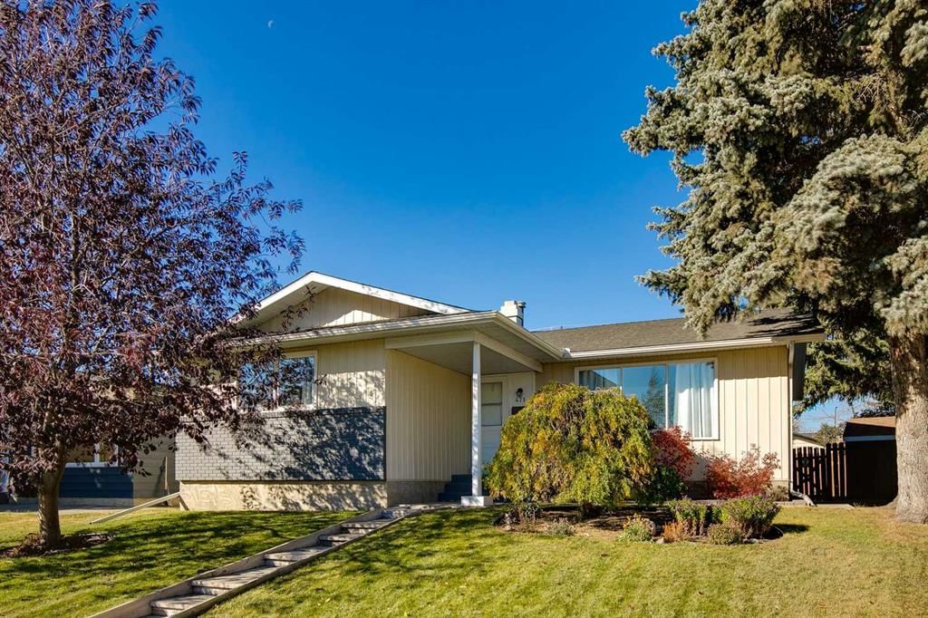 471 Queen Charlotte Road SE, Calgary — main listing photo