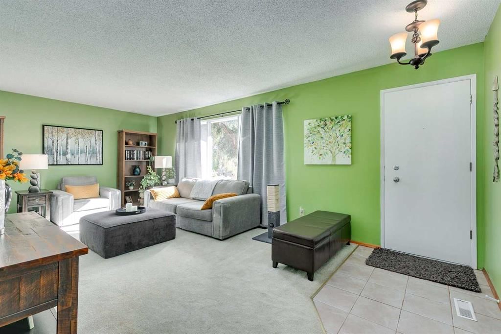 471 Queen Charlotte Road SE, Calgary — photo 3 of 39