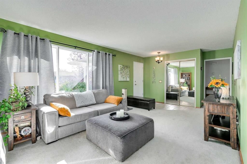 471 Queen Charlotte Road SE, Calgary — photo 5 of 39