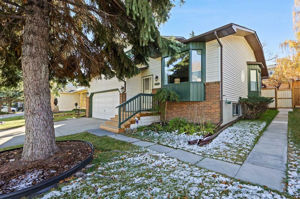 139 Stratton Crescent SW, Calgary — photo 4 of 48