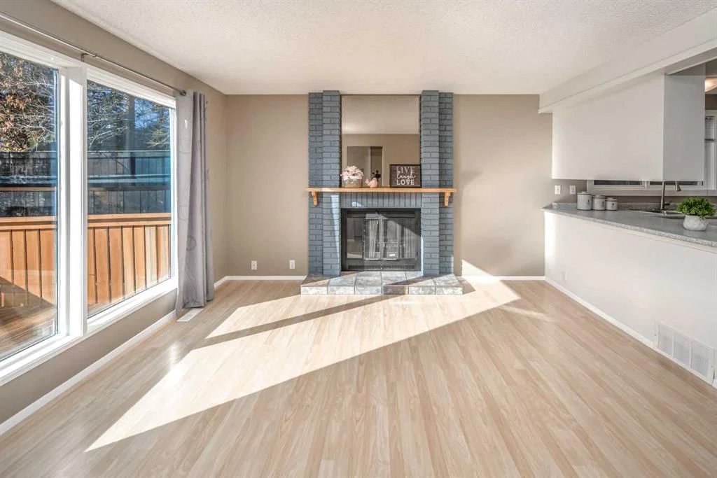 27 Strathearn Crescent SW, Calgary — photo 5 of 38