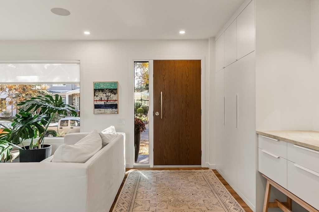 30 Lissington Drive SW, Calgary — photo 3 of 45