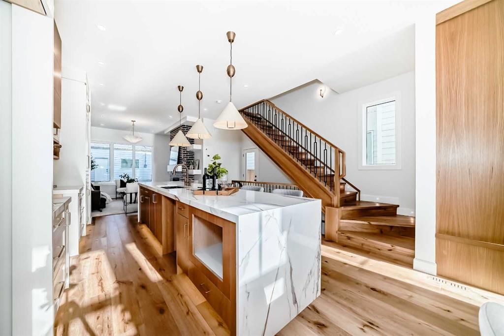 2048 41 Avenue SW, Calgary — photo 4 of 50