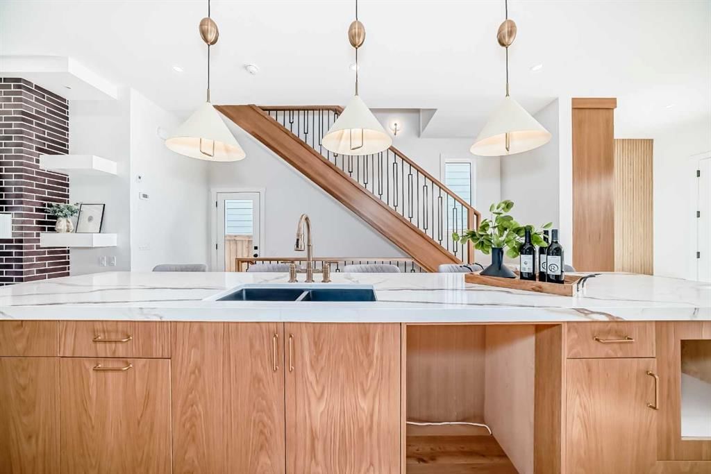 2048 41 Avenue SW, Calgary — photo 5 of 50