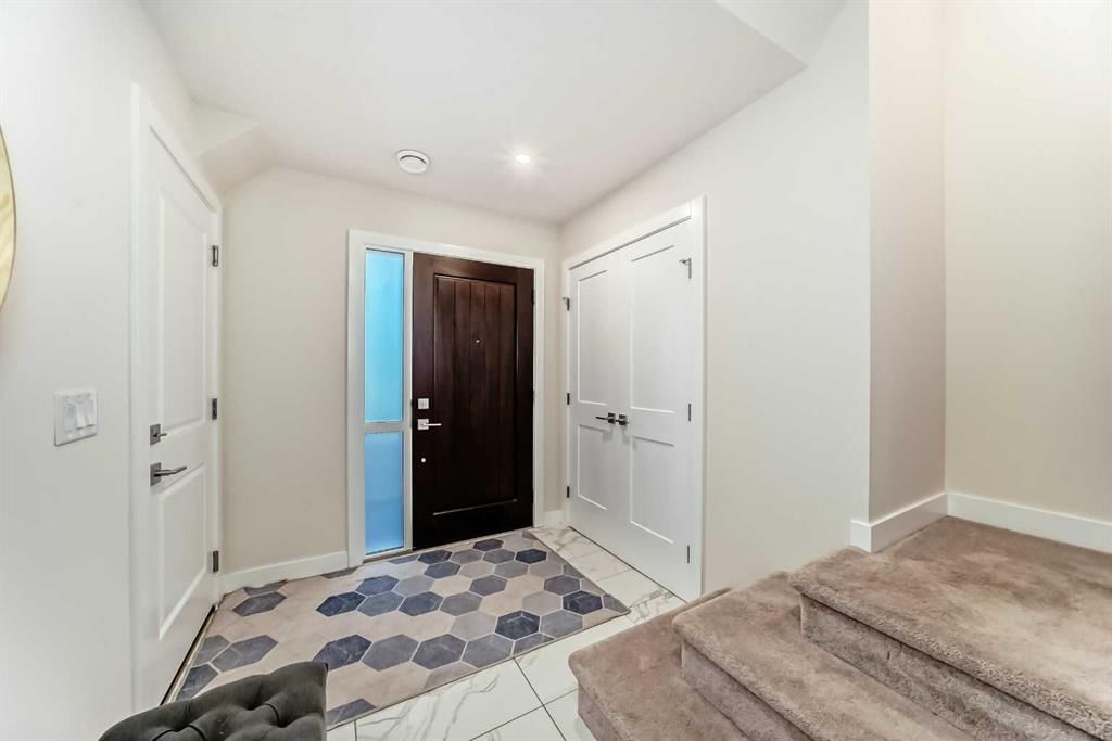 909 Crestridge Common SW, Calgary — photo 4 of 49