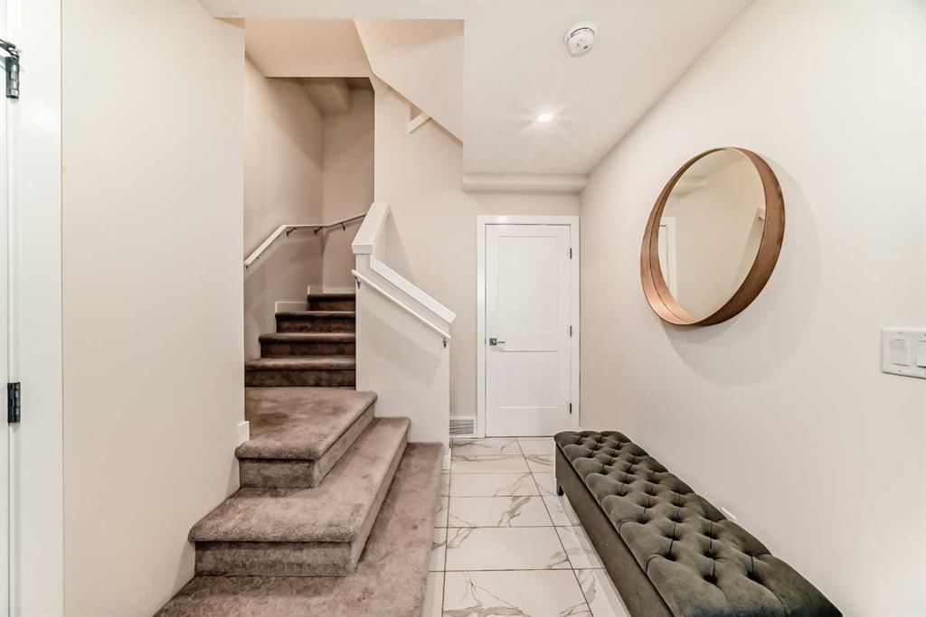909 Crestridge Common SW, Calgary — photo 5 of 49