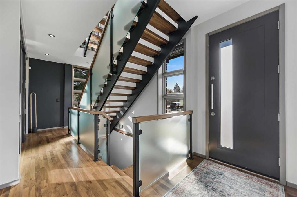 2702 28 Avenue SW, Calgary — photo 2 of 50