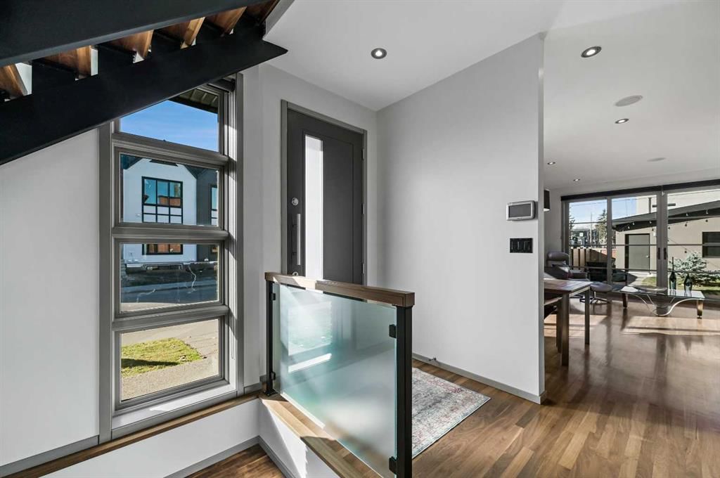 2702 28 Avenue SW, Calgary — photo 3 of 50