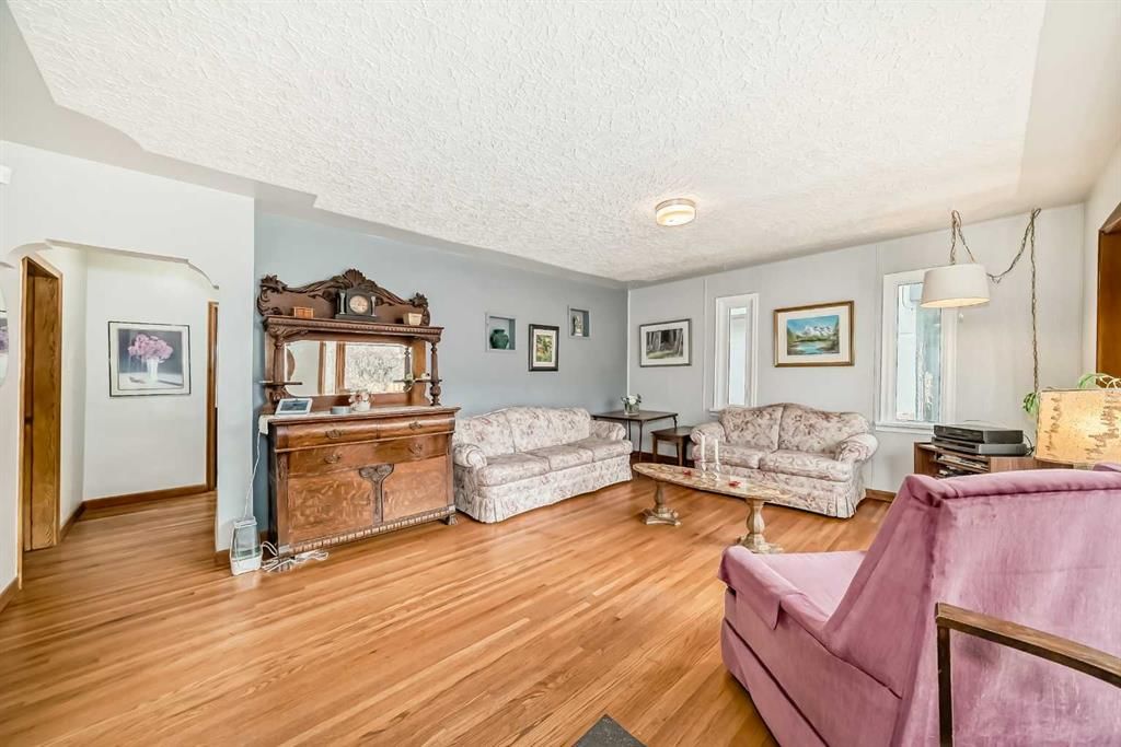 4906, 20A Street SW, Calgary — photo 3 of 24