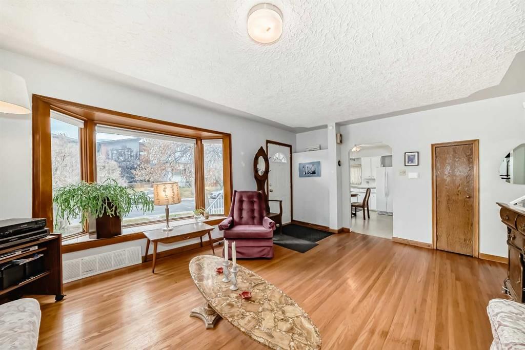 4906, 20A Street SW, Calgary — photo 4 of 24