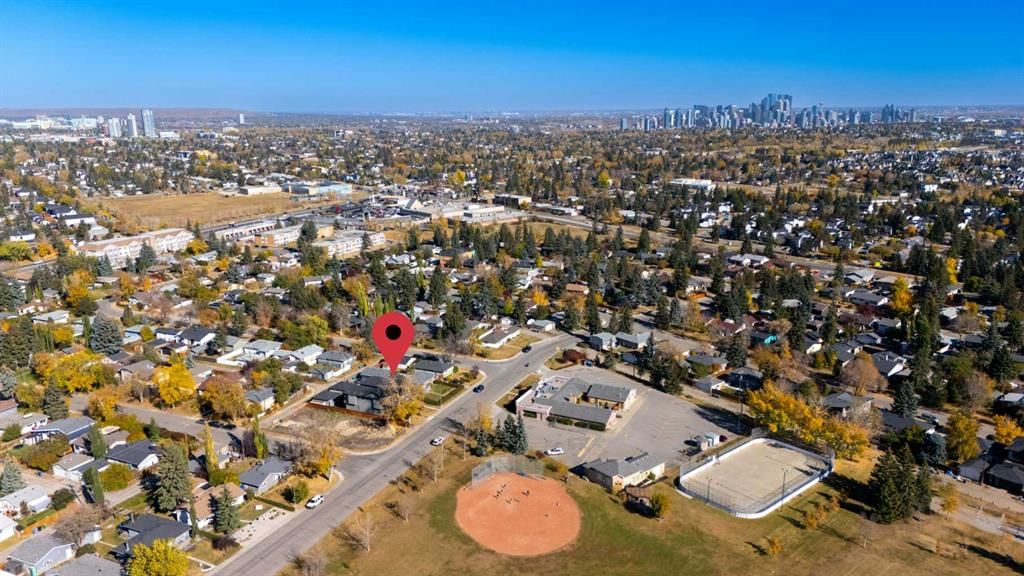 4210 41 Avenue SW, Calgary — photo 2 of 47