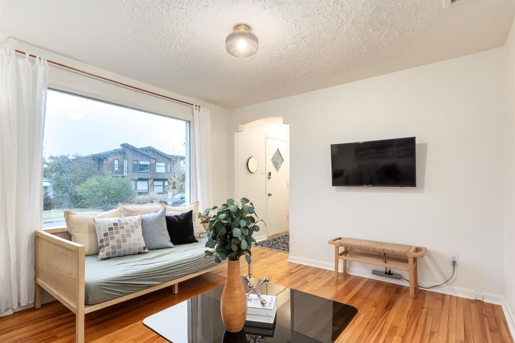437 30 Avenue NW, Calgary — photo 4 of 39