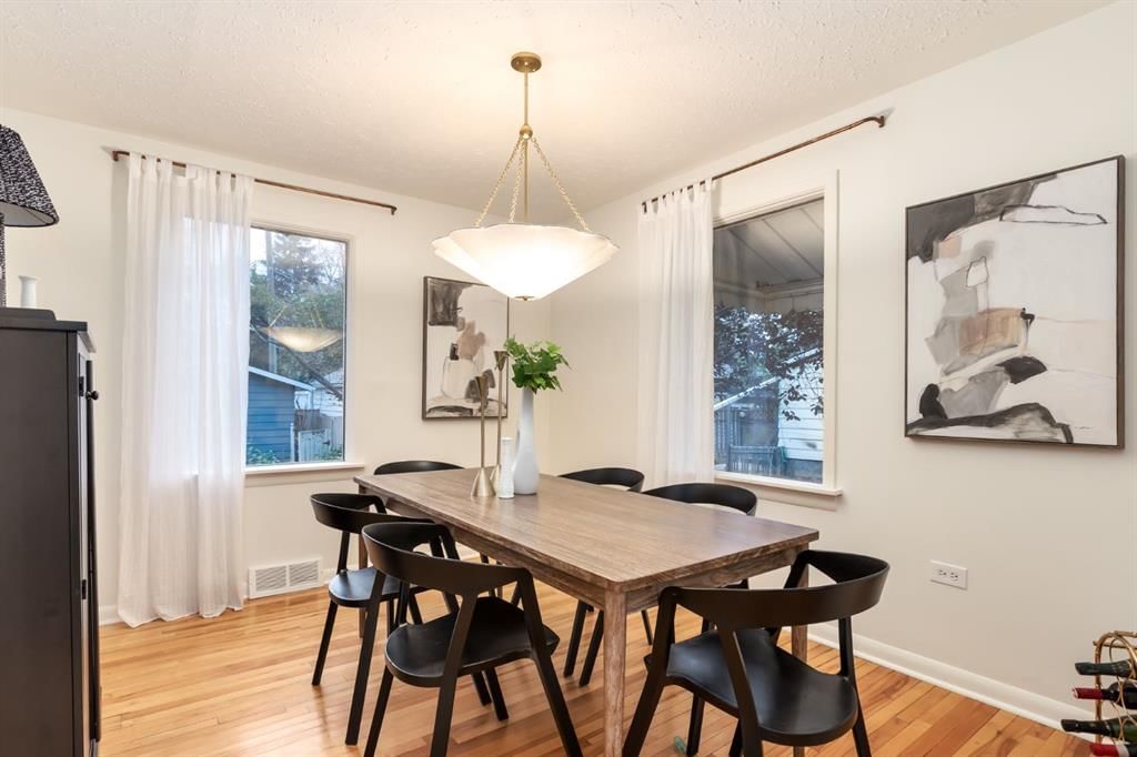 437 30 Avenue NW, Calgary — photo 5 of 39