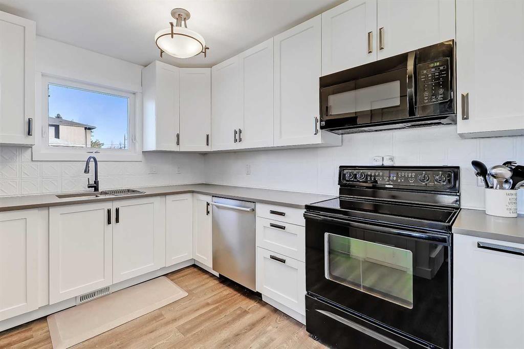 2402 36 Street SW, Calgary — photo 2 of 38
