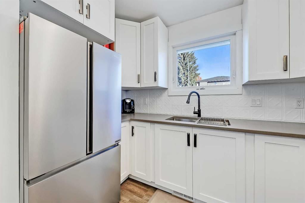 2402 36 Street SW, Calgary — photo 3 of 38