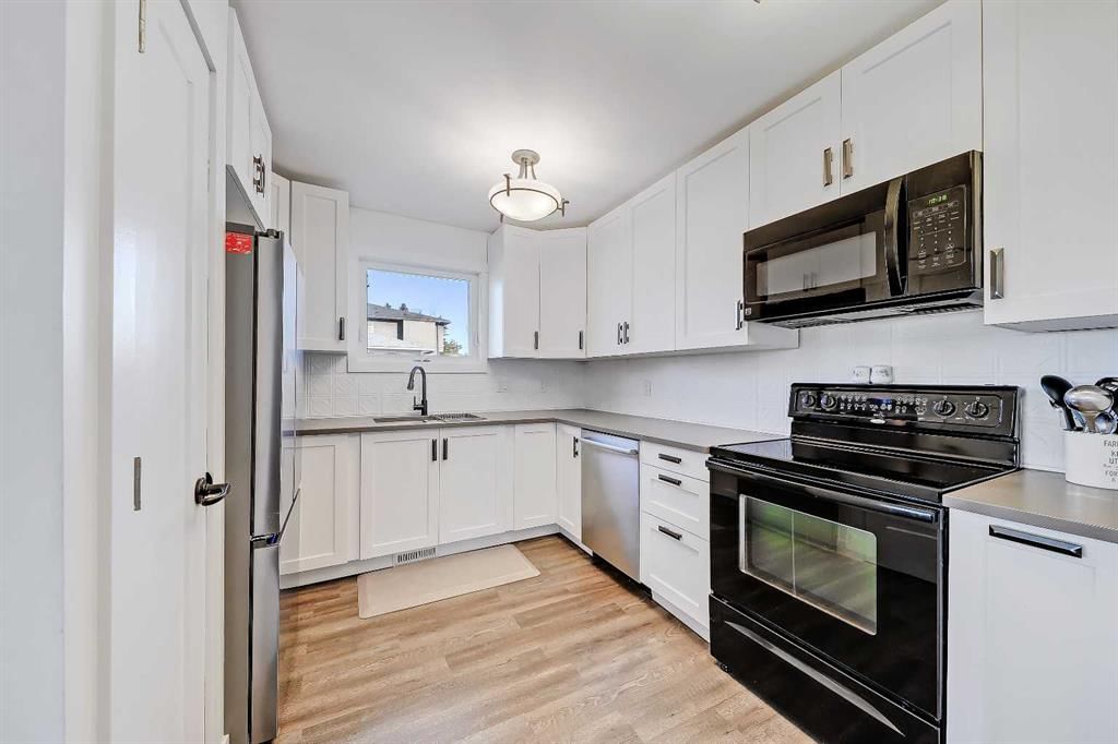 2402 36 Street SW, Calgary — photo 4 of 38