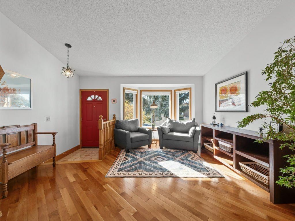 64 Edforth Road NW, Calgary — photo 3 of 37