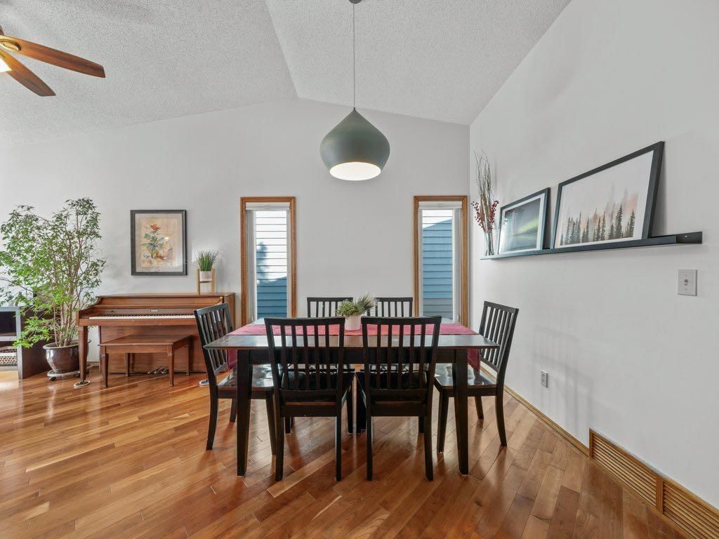 64 Edforth Road NW, Calgary — photo 5 of 37