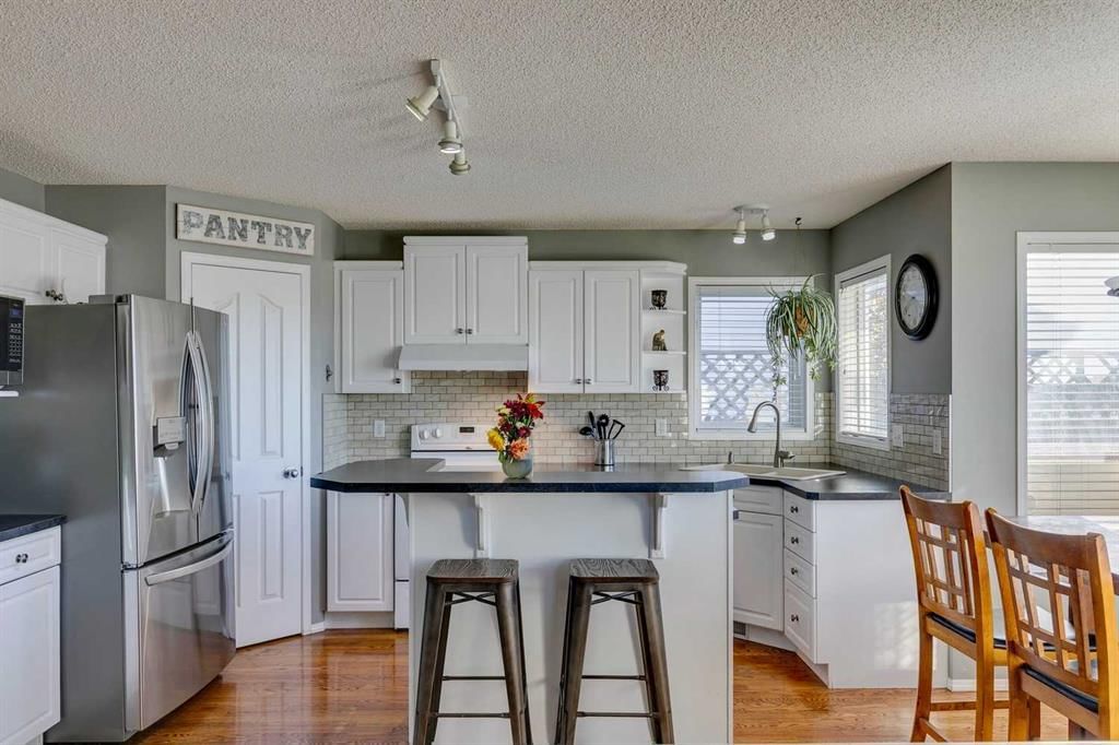 94 Somerglen Close SW, Calgary — photo 2 of 47